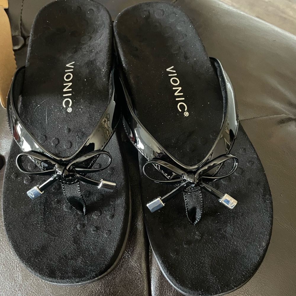 Vionic Bella sandal in black patent leather sz9